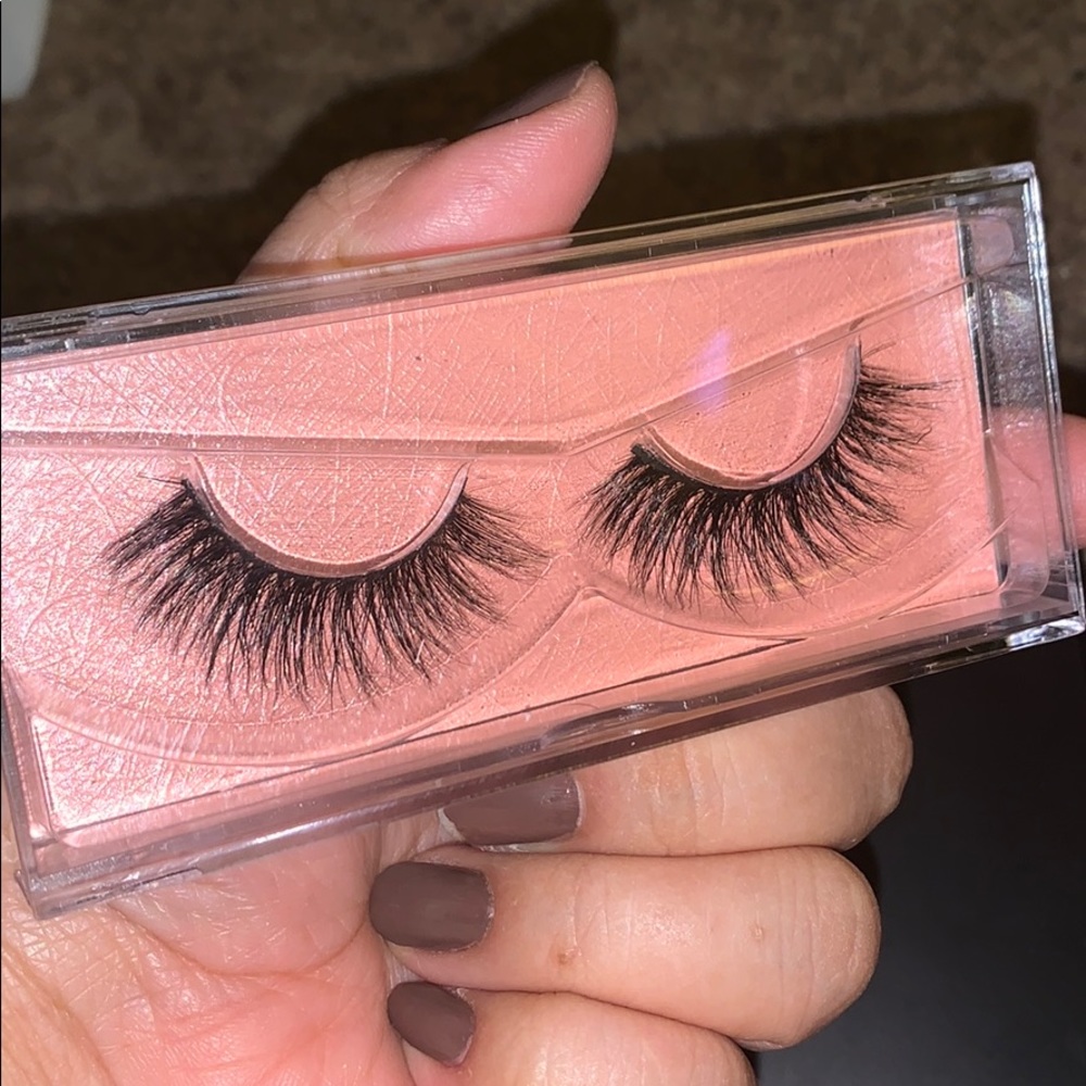 I’m not trying to sell these lashes. The app won’t let me delete this listing